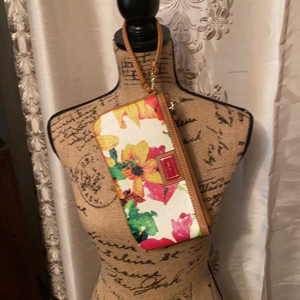 9 west wristlet floral